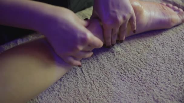 Massage Ung Kvinna Spa Salong Arbetande Massös Med Händerna — Stockvideo