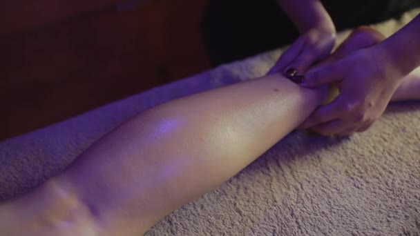 Massage Ung Kvinna Spa Salong Arbetande Massös Med Händerna — Stockvideo