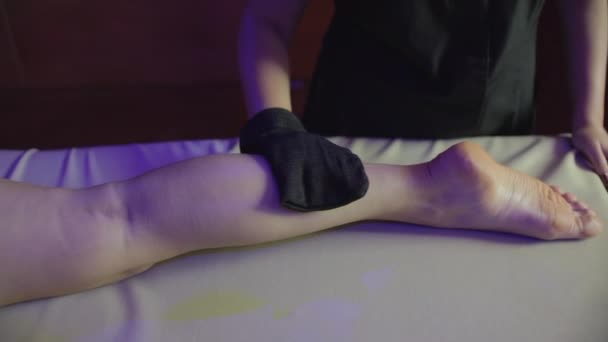 Mulher Tomando Banho Esfregando Pele Volta Com Esponja Esfregaço Mão — Vídeo de Stock
