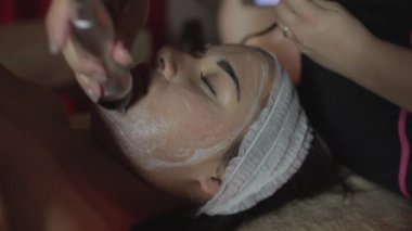 Genç kız merkez kaplıcada mekanik masaj yaptırıyor.