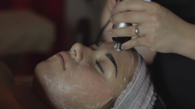 Genç kız merkez kaplıcada mekanik masaj yaptırıyor.