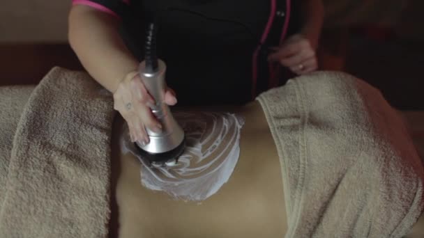 Jong Meisje Ontvangt Mechanische Massage Het Centrum Spa — Stockvideo