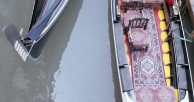 Venedik, İtalya - Mayıs 07: Gondolcuların en üst görüntüsü 7 Mayıs 2019 'da köprü altındaki turistlerle gondola açıldı