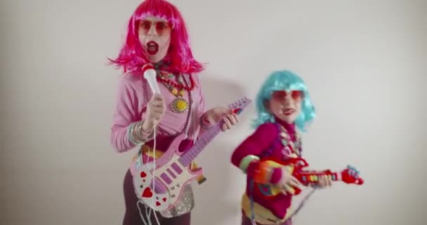 Смешные Очаровательные Счастливые Девочки Играющие Гитаре Поющие Микрофоне Разноцветных Поп — стоковое видео