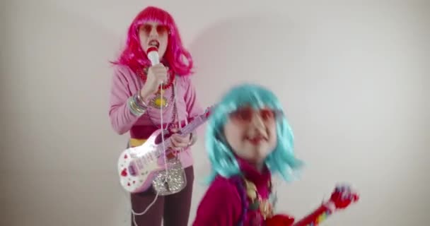 Komik Sevimli Mutlu Kız Gitarist Mikrofonda Şarkı Söyleyen Güneş Gözlüğü — Stok video
