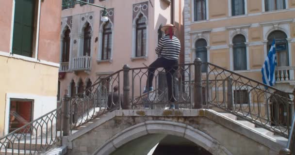 Венеция Италия Мая Безработный Гондольер Традиционном Костюме Прислонившийся Перилам Моста — стоковое видео