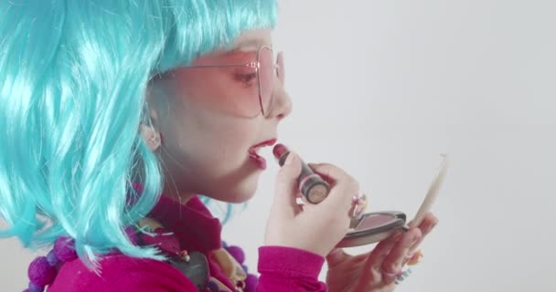 Schattig Klein Meisje Met Een Zonnebril Een Blauwe Pruik Verft — Stockvideo
