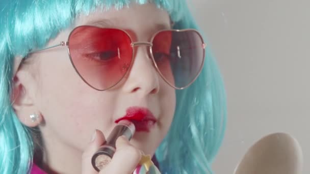 Menina Adorável Usando Óculos Sol Uma Peruca Azul Pinta Lábios — Vídeo de Stock