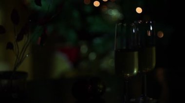 Mutlu bir yeni yıl için Spumante ve flüt. Arka planda ışık kabarcıkları