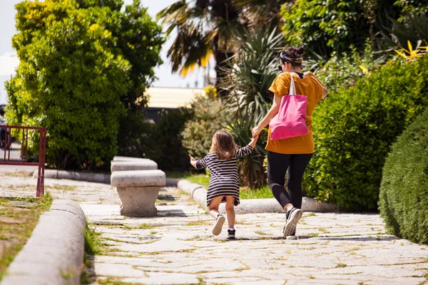 Trieste Italie Mai Vue Arrière Une Mère Avec Petite Fille — Photo