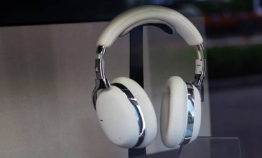 Beyaz büyük kulaklıklar vitrinlerde açıkta.