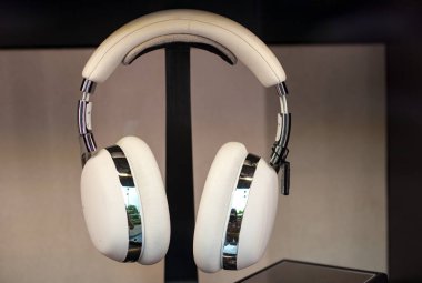 Beyaz büyük kulaklıklar vitrinlerde açıkta.