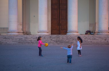 Çocuk topu ile oyun 