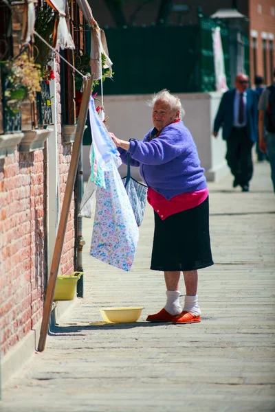 Oude vrouw opknoping Wasserij — Stockfoto