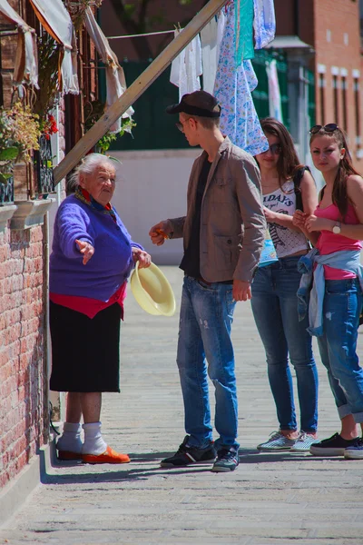 Alte Frau hängt Wäsche auf — Stockfoto