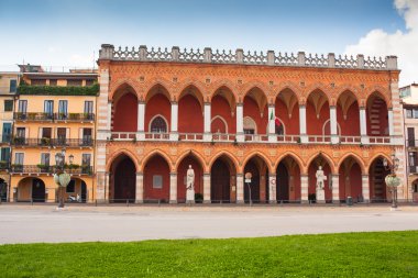 Sundurma Amulea, Padova