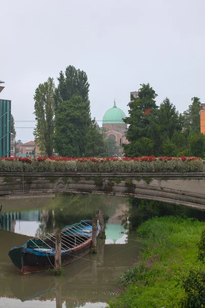 Boat under the bridge, Padova — Stock Photo, Image