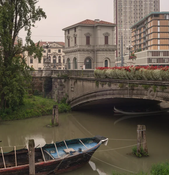 Båt under bron, padova — Stockfoto