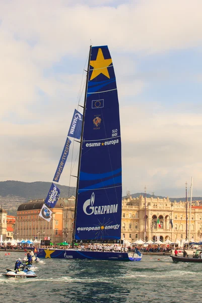 Esimit Europa 2 boot winnaar van de 46 th Barcolana regatta in Triëst — Stockfoto