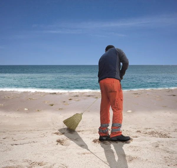 Varrendo a praia — Fotografia de Stock