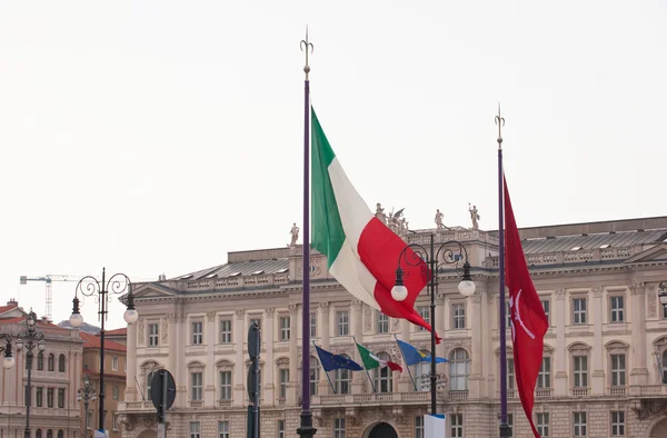 Ιταλικά και Τεργέστης σημαίες — Φωτογραφία Αρχείου