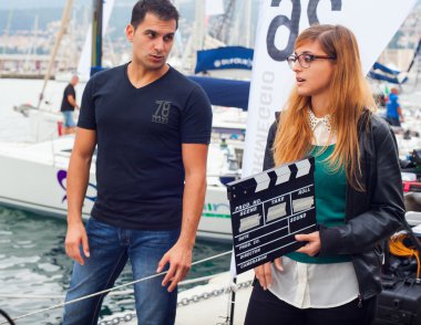 Kız holding Klaket