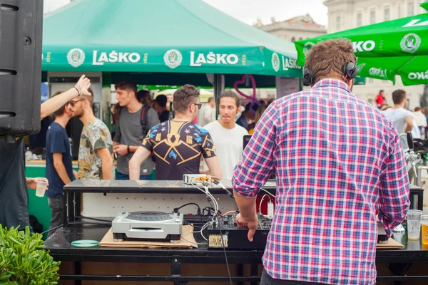 DJ spelar musik på gatan — Stockfoto