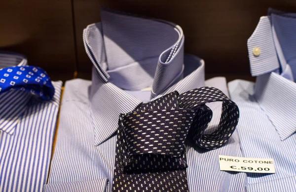 Camisas y corbata masculina — Foto de Stock