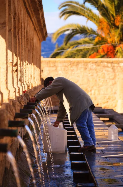 Homme à côté de la fontaine — Photo