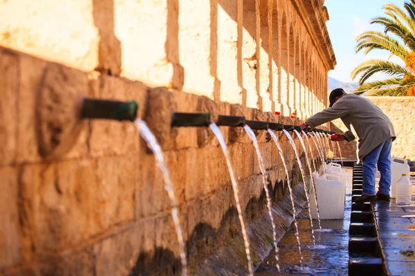 Homme à côté de la fontaine — Photo