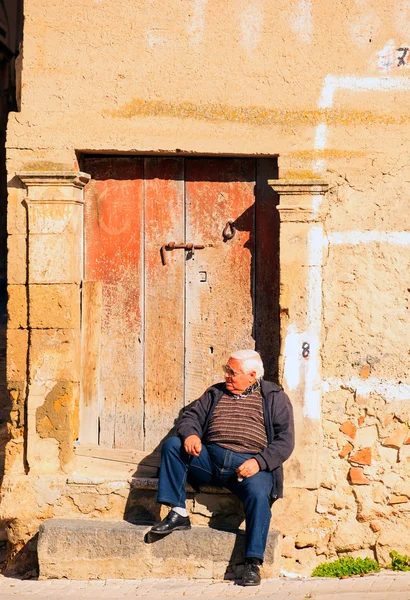 Velho homem sentado — Fotografia de Stock