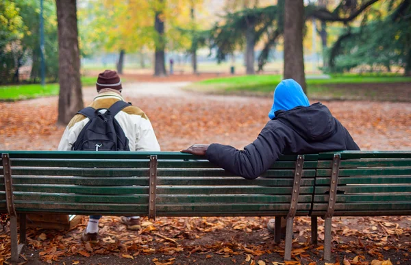 Due persone sedute sulla panchina — Foto Stock