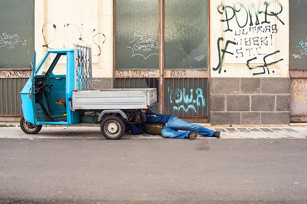 Man onder zijn op drie wielen — Stockfoto