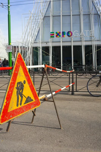 Sob o signo de costrução — Fotografia de Stock