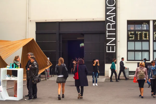 Άνθρωποι επισκέπτονται Fuorisalone κατά τη διάρκεια της Milan Design week, 2015 — Φωτογραφία Αρχείου
