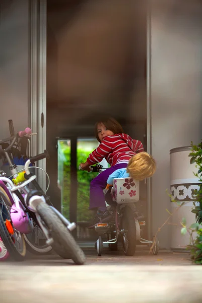 Bambino in bicicletta — Foto Stock