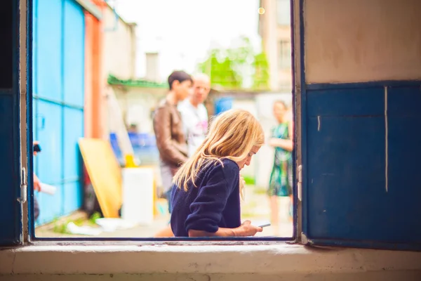 Mooie vrouw lezen bericht op smartphone — Stockfoto