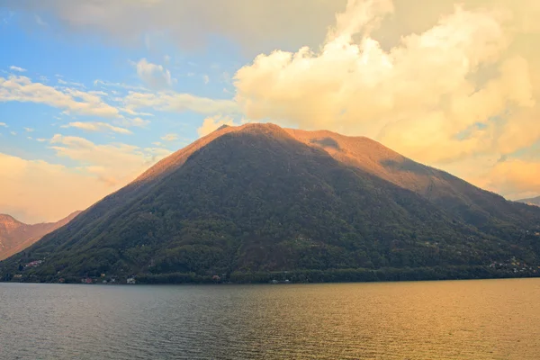 Озеро Lugano або Ceresio озеро — стокове фото