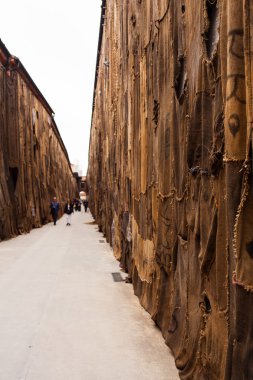 Ibrahim Mahama, Arsenale tarafından sınırların dışında. 56 Venedik Bienali