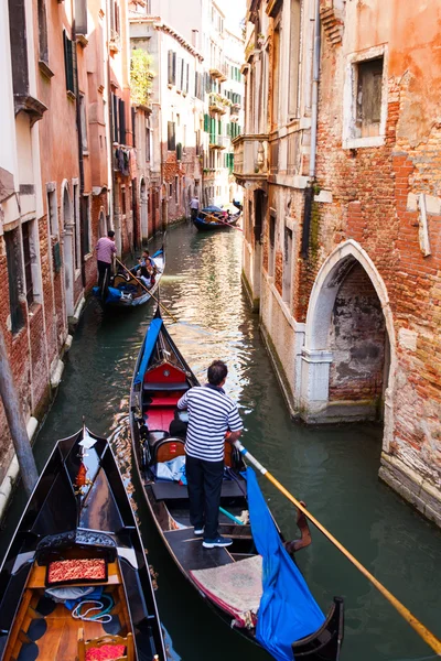 Gondolier Velencében — Stock Fotó