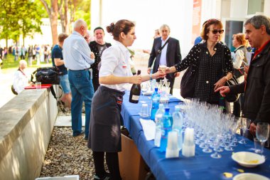 Garson bir içki dökülen