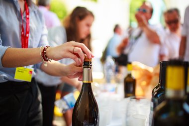 Garson patlatılıyor şişe şarap