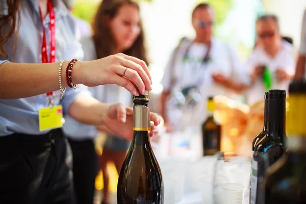 Camarero descorchado botella de vino — Foto de Stock