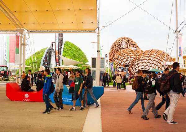 Lidé navštěvující Expo 2015 v Miláně — Stock fotografie