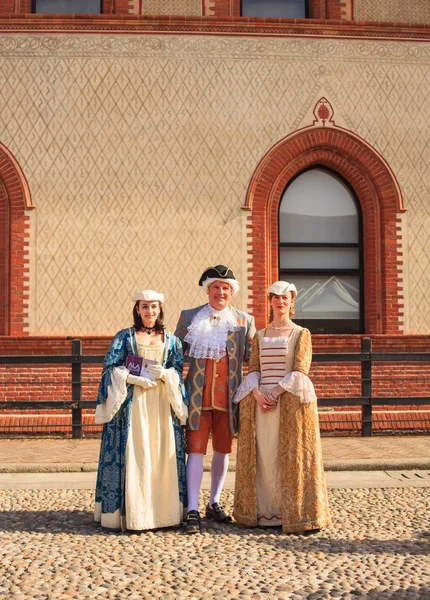 Menschen in Kleidung des 18. Jahrhunderts Stockfoto