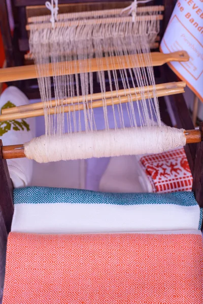 自家製の白い糸を織機します。 — ストック写真