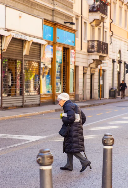 Oude vrouw loopt — Stockfoto