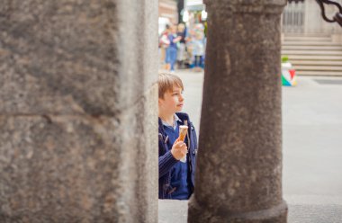 bir dondurma yiyen çocuk