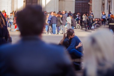 Çift lezbiyen aşıkların bir bankta oturan