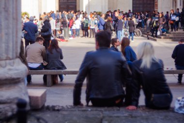 Çift lezbiyen aşıkların bir bankta oturan